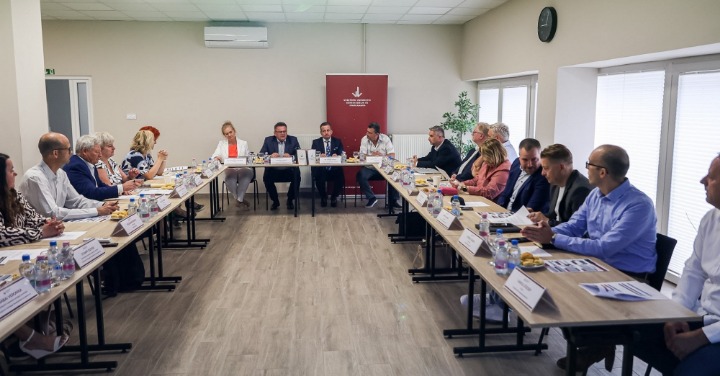 A munkaerőpiac és a felnőttképzés aktuális kérdései kerülnek napirendre a Szakképzési és Foglalkoztatási Bizottság ülésén